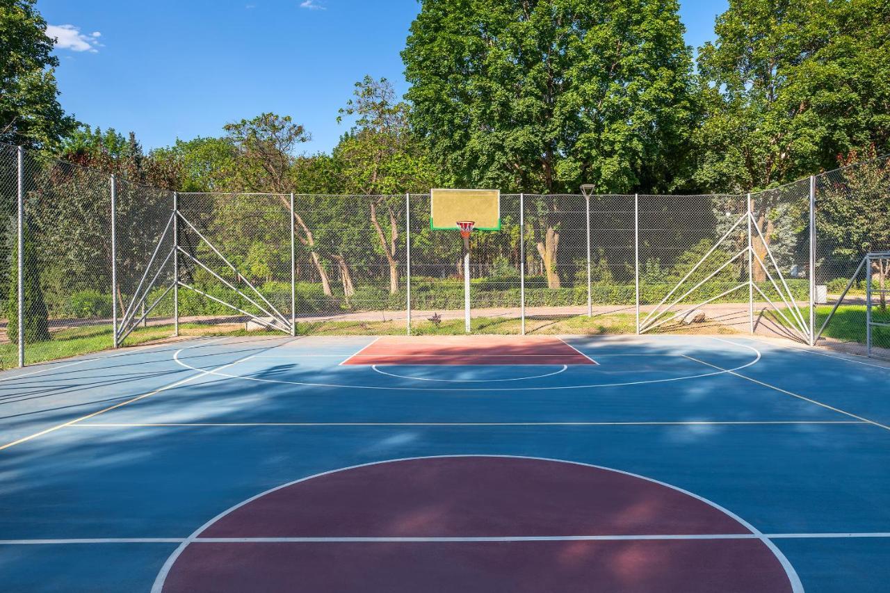 Swissôtel Wellness Resort Alatau Almaty Exterior foto Basketball court at the University of Western Australia