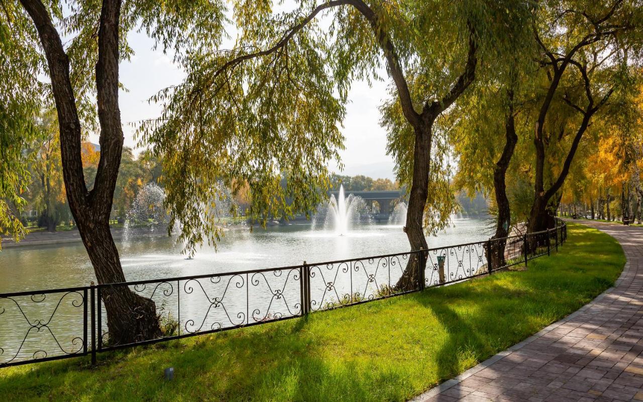 Swissôtel Wellness Resort Alatau Almaty Exterior foto Fountains in the park