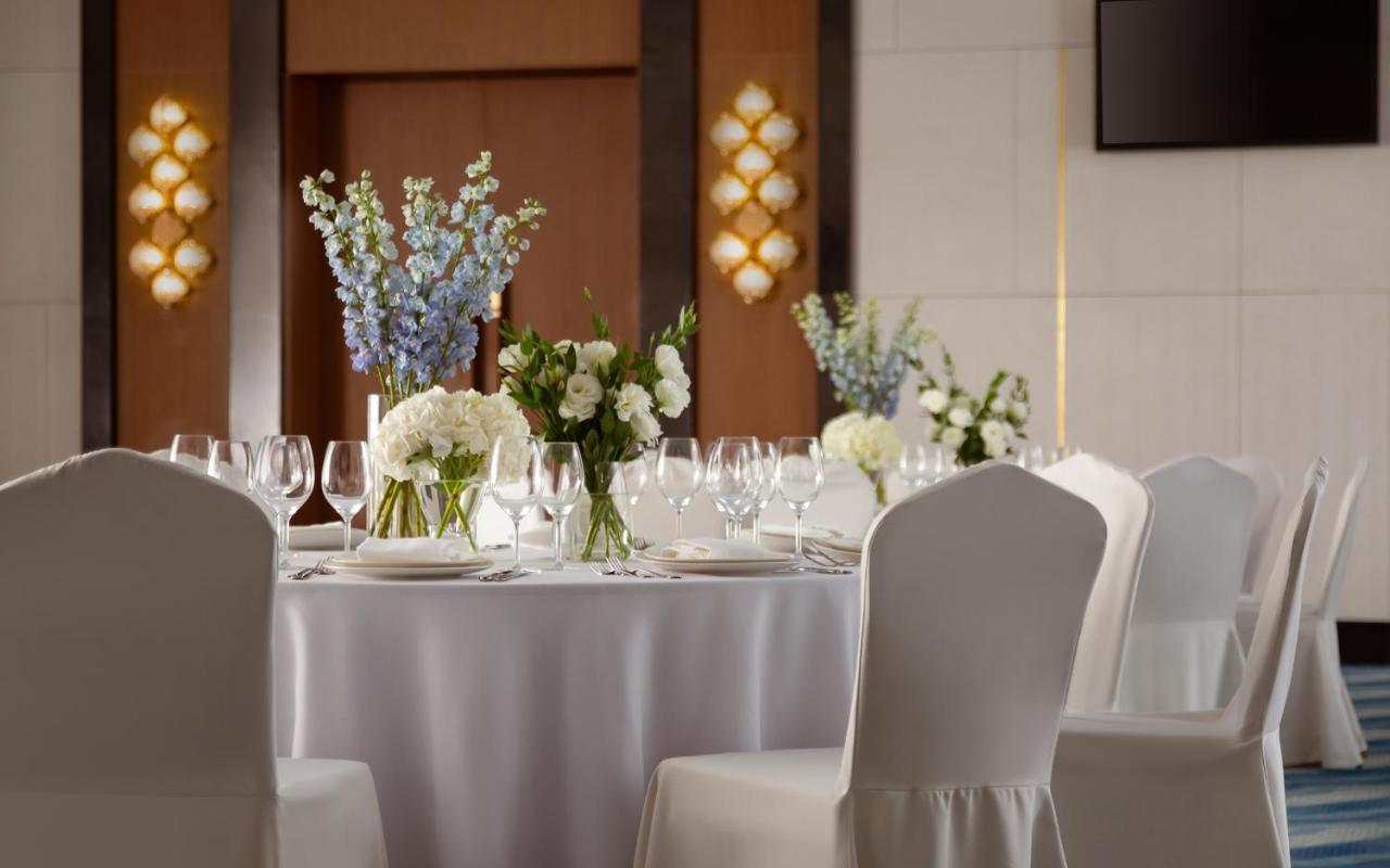 Swissôtel Wellness Resort Alatau Almaty Exterior foto A table set for a formal dinner