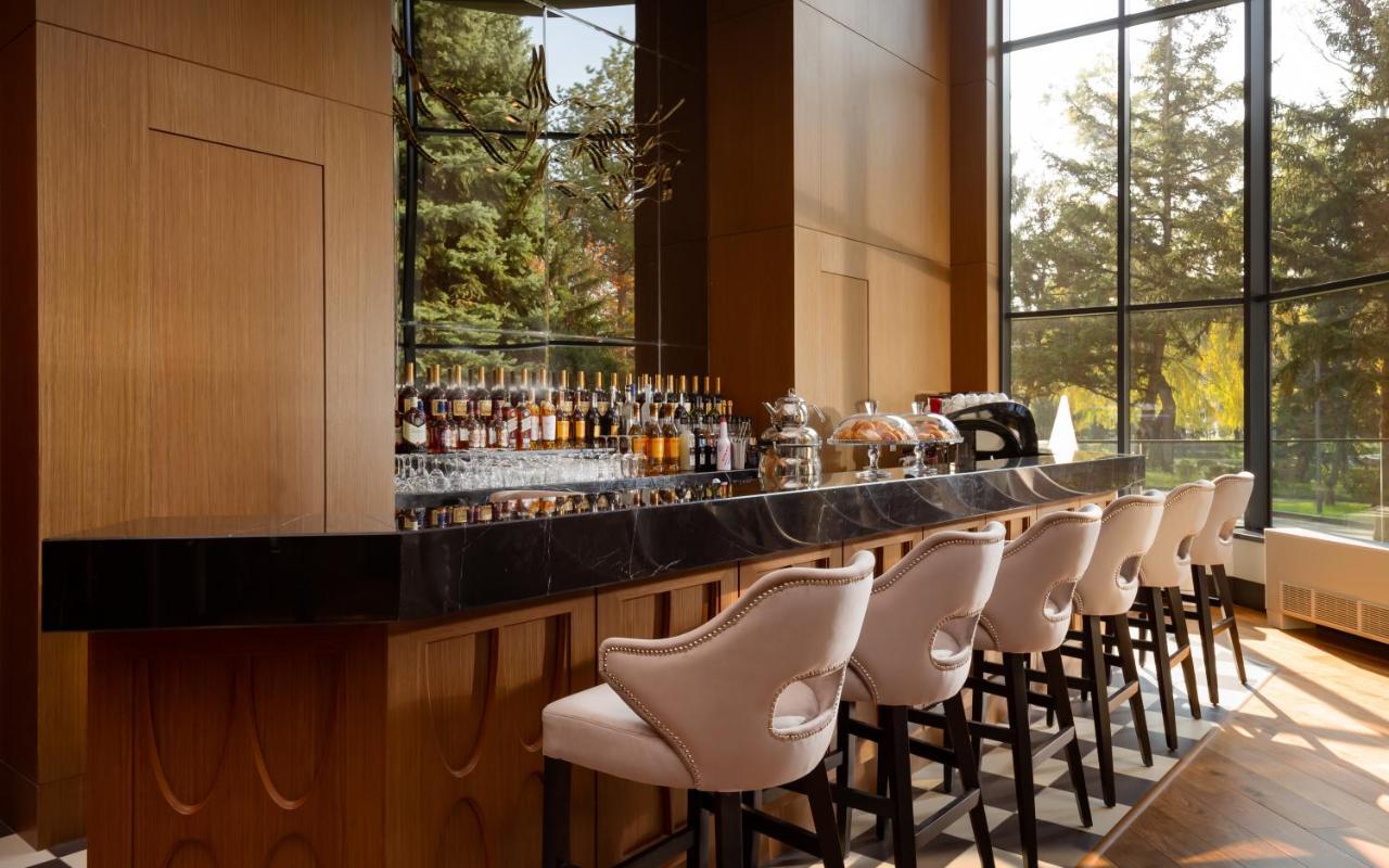 Swissôtel Wellness Resort Alatau Almaty Exterior foto The bar at the hotel