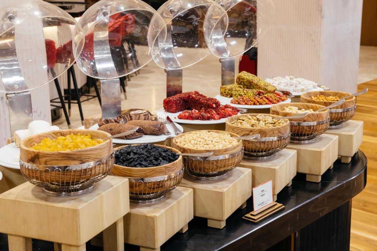Swissôtel Wellness Resort Alatau Almaty Exterior foto A selection of muesli and other breakfast cereals